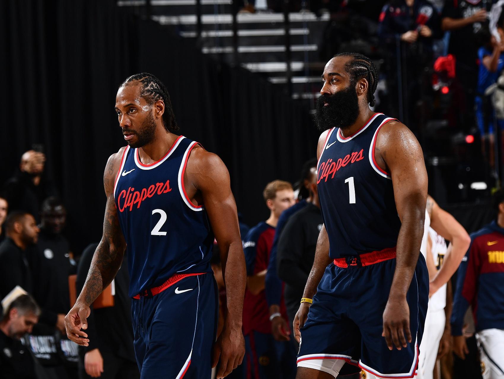 ayx 中国官网登录-鹈鹕队员拍手庆祝莫兰特绝杀