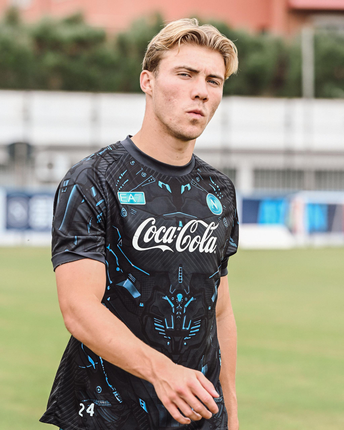 爱游戏官方网站登录-刚刚!赛前AC米兰备战葡超那不勒斯今晚单刀错失,清晨上海海港调整名单以备意甲